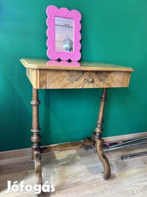 Antik felújított pipere asztal 