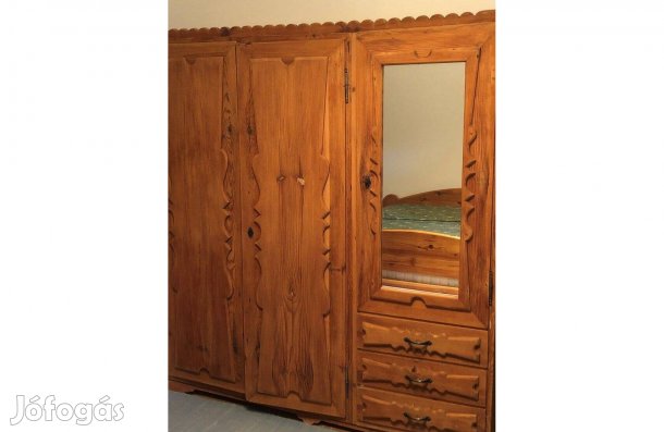 Antik fenyő ruhásszekrény