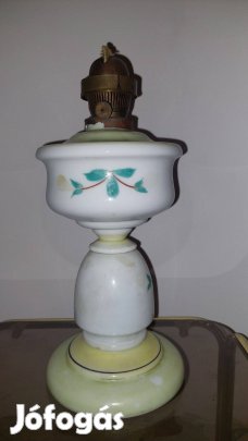 Antik fújt, tejüveg petróleumlámpa