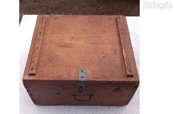 Antik füles fa doboz láda lakattal zárható