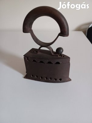 Antik gyerek vasaló  - 13 cm széles és 18 cm magas - szép állapotban