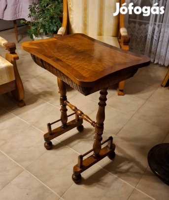 Antik gyönyörű varróasztal!