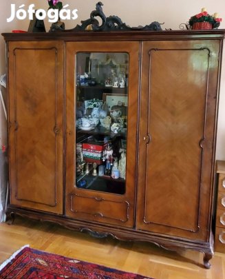 Antik három ajtós fa szekrény