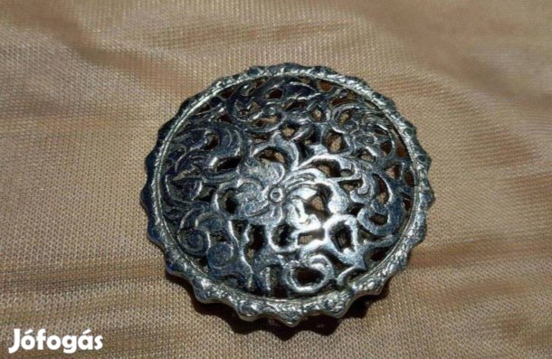 Antik hatású áttört mintás bross