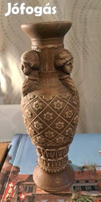Antik hatású reliefes díszváza női fejekkel,