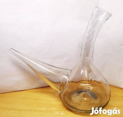 Antik huta dekantáló palack, erősen leszűkített kiöntőcsőrrel igényese