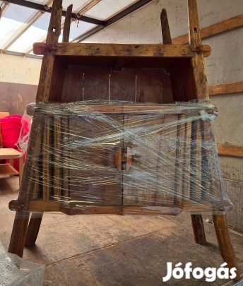 Antik indonéz teakfa trapéz szekrény