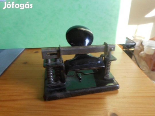 Antik irodai lyukasztó szép állapotban