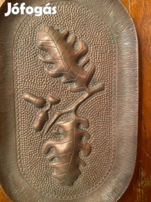 Antik jellegű, kézzel kalapált réz dísztál Tölgyfaág és makk motívum