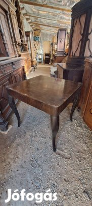 Antik jellegű asztalka