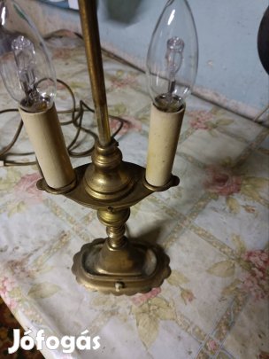 Antik jellegű éjjeli lámpa.