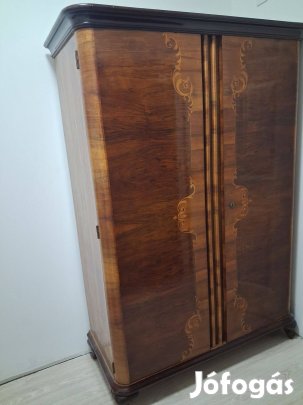 Antik jellegű politúrozott ruhásszekrény