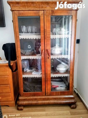 Antik kastélybútorok