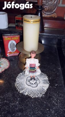 Antik kaucsuk csipkeruhában leány, míves csipkés r.18 cm 1954 és egyéb