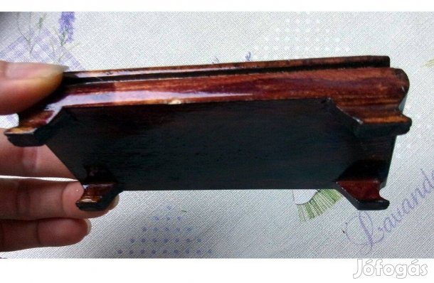 Antik keleti fa tartó állvány Újpest központ közelében