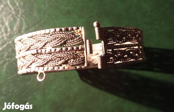 Antik kézműves ezüstözözött karkötő, szép mintázattal zárólánc nélkül