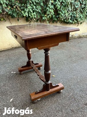 Antik kisasztal