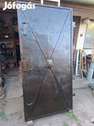 Antik kovácsoltvas ajtó