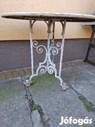 Antik kovácsoltvas asztal