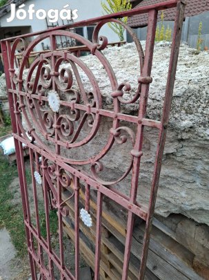 Antik kovácsoltvas rács
