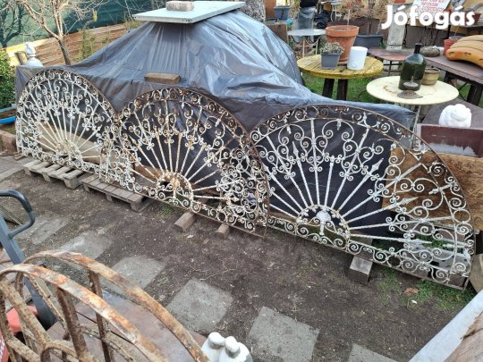 Antik kovácsoltvas rács
