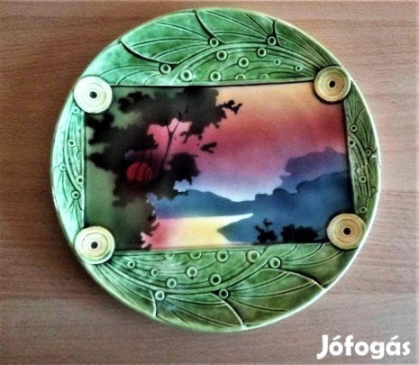 Antik majolika Körmöcbányai fali tál tájképpel, 27 cm