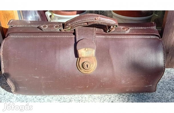Antik marhabőr orvosi táska bakelit vérnyomásmérővel