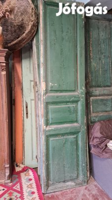 Antik mühelyajtó, diszlet, háttér