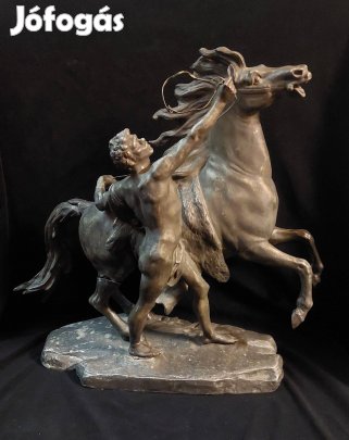 Antik nagyméretű szobor lovát fékező férfi