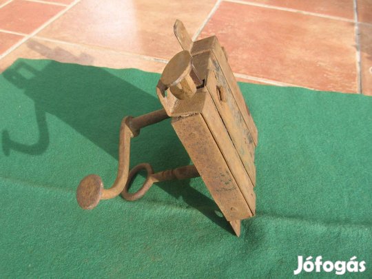 Antik nagyobb ajtózár kilincsekkel, erdeti kulcsával felújítóknak ea