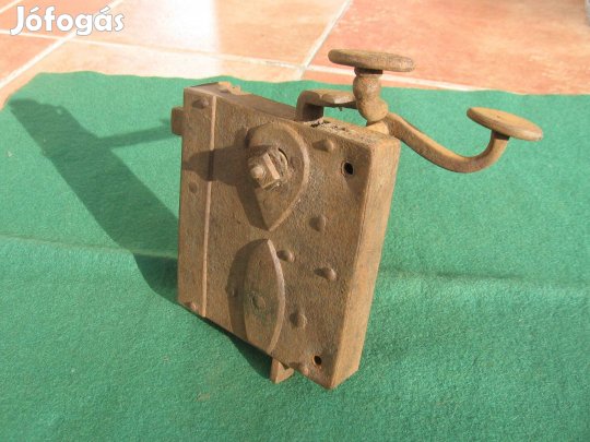 Antik nagyobb méretű ajtózár kilincsekkel, kulccsal,riglivel ea