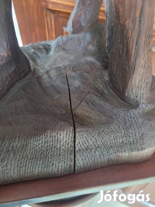 Antik nagyon régi faragott fa szobor 