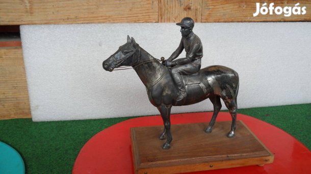 Antik öntvény szobor zsokés a lovon, ezüstözött fel, eredeti áll. 1951