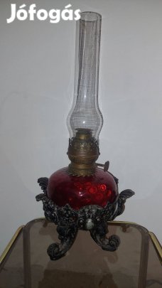 Antik petróleumlámpa bíbor színű, nagyobb méretű üveg tartállyal