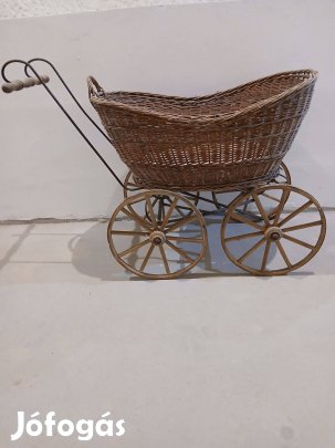 Antik régi babakocsi