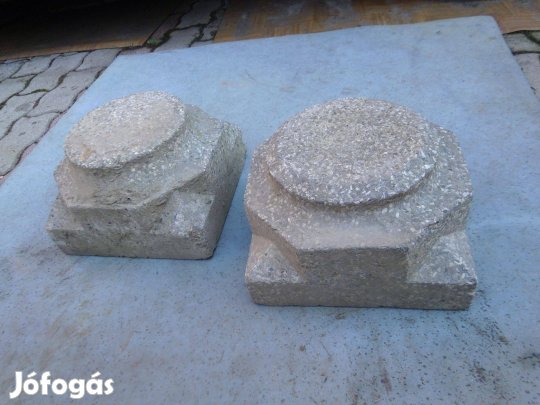 Antik régi tornácos parasztház díszes műkő oszlop talapzat oszlopfő