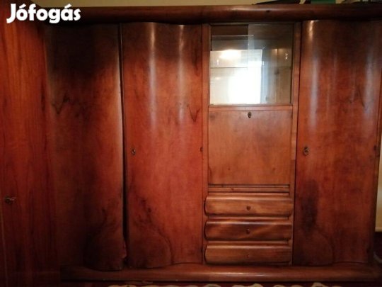 Antik ruhásszekrény