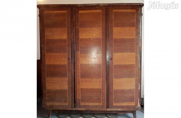 Antik ruhásszekrény