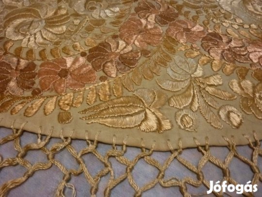 Antik selyem hímzett matyó terítő eladó