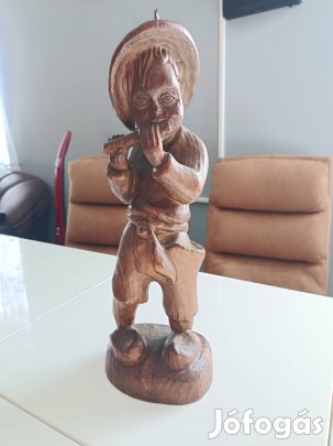 Antik stílusú, kézzel faragott fa szobor - Furulyázó fiú (38 cm)