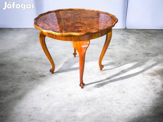 Antik stílusú diógyökér-furnéros neobarokk dohányzóasztal