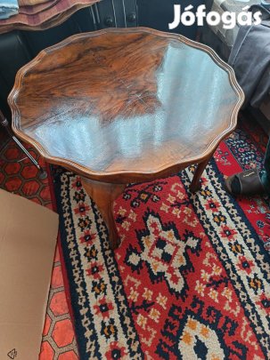 Antik stílusú dohányzóasztal