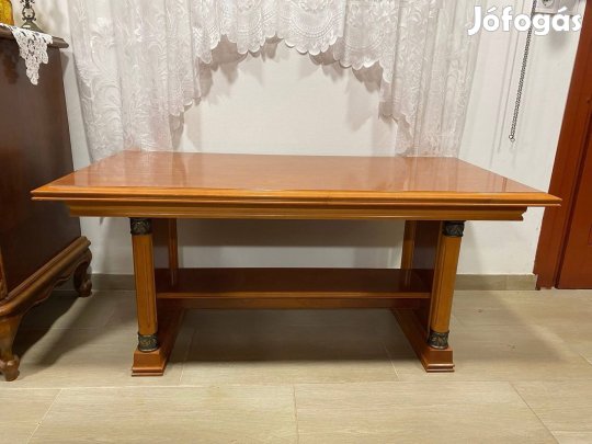 Antik stílusú nagyméretű dohányzóasztal