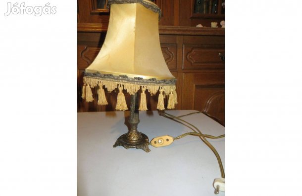 Antik stílusú rézből készült asztali lámpa