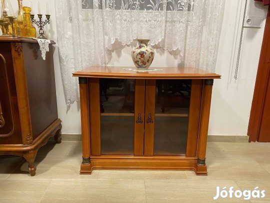 Antik stílusú üvegajtós médiaszekrény