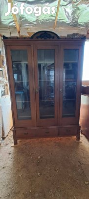 Antik szekrény csiszolt üveggel