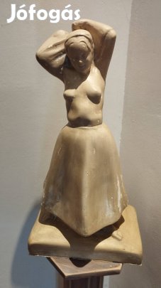 Antik szobor, tömörfa állvánnyal.