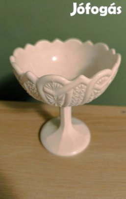 Antik tejüveg talpas kínáló 