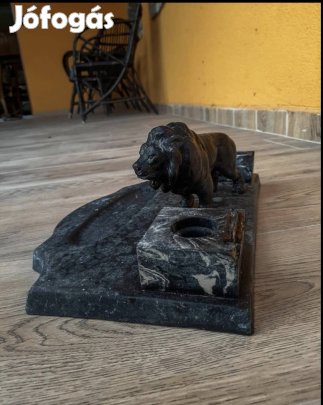 Antik tintatartó, fekete márvány, oroszlán díszíti.