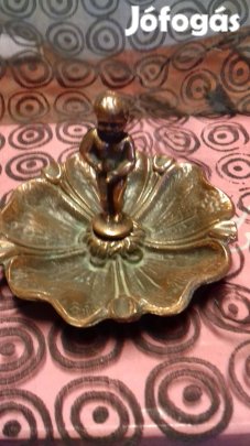 Antik tömör réz figurás hamutartó pisilő kisfiút ábrázol